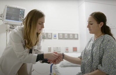 Кодирование Аквилонг в Веневе Врач держит пациентку за руку